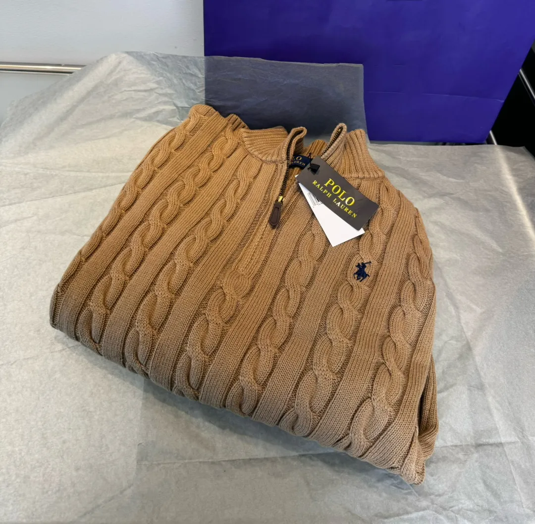 🅿️260 Style number: L03 RALPH LAUREN/Ralph Lauren classic war horse small label embroidered logo Paul polo turtleneck pullover classic half-zip knitted twist sweater sweater Size: Made of pure cotton yarn 🧶 blended with wool, pure cotton is skin-friendly and comfortable, small label war horse embroidered twist turtleneck sweater 🐎 high quality. Follow the blogger to learn how to wear it! Let’s get a Ralph Lauren cable sweater. It’s a super hard-to-find series after it became popular. It’s hard to find one on the official website. It’s simple and practical to wear, with a lazy and loose feel. The thickened fabric has more texture, soft and delicate feel, and a loose fit. Whether worn alone or layered, you can wear different styles of fashion with just one piece!   Size reference # xs s m l Length 64 66 68 70 Shoulder width 40 41 42 44 Bust 46 48 50 52